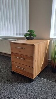 Kontejner na kolečkách z masivu - Jádrový buk Germany