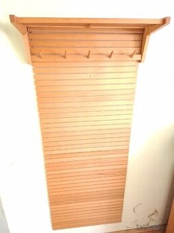 Retro drevena vesakova stena