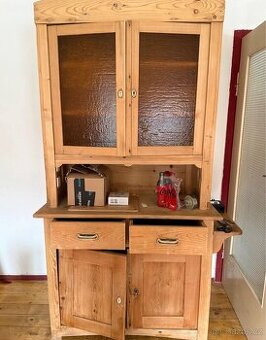 Kredenc masivní starý