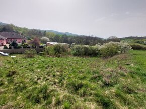 STAVEBNÍ POZEMEK NA KLIDNÉM MÍSTĚ KOUSEK OD TEPLIC.