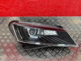 PRAVÝ PŘEDNÍ XENON ŠKODA SUPERB 3 3V1941016A - POŠKOZENÉ