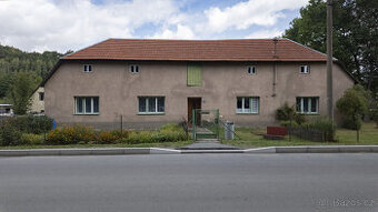 Rodinný dům s velkým pozemkem 1 355 m² a potenciálem v Jedlo