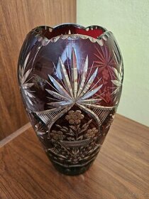 Rubínová váza z broušeného skla - 1