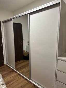 Šatní skříň 250 cm s posuvnými dveřmi, zrcadlem, 4 šuplíky a