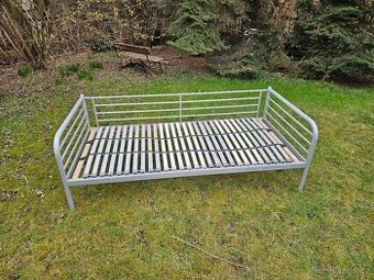 Prodám kovovoý rám postele s roštem - šíře 90cm