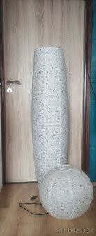 Stojací lampa a lustr