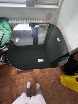 Skleněný jídelní stůl plus židle