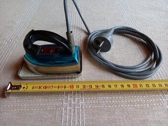 Retro mini cestovní žehlička