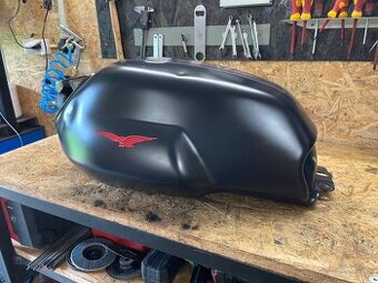 Nádrž Moto Guzzi V7 Carbon