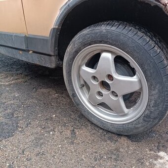 Polski Fiat 126p Maluch sada elektronů