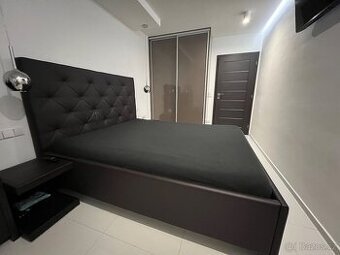 Manželská postel s rošty
