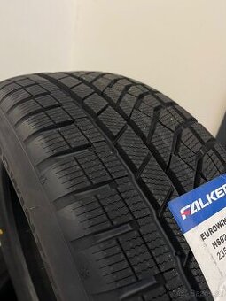 Falken 235/55r18 104V