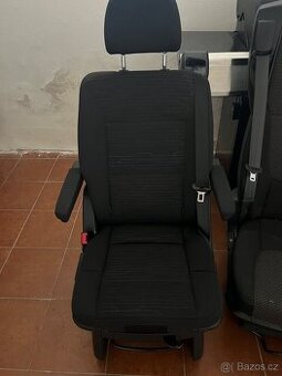 druhá řada VW Multivan T5 T6 krásná dětská sedačka otočná