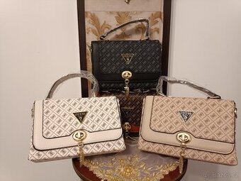 Kufříkova kabelka Guess s přívěskem.