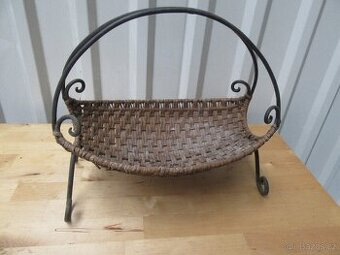 Nabízím starožitný košík na ovoce. Kovová konstrukce vyplete