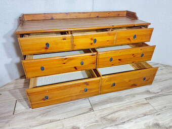 masivní dřevěný komod