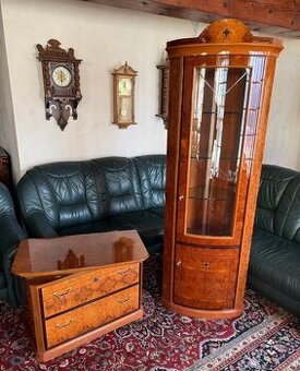 Rohová prosklená vitrína s komodou z masivu,6143