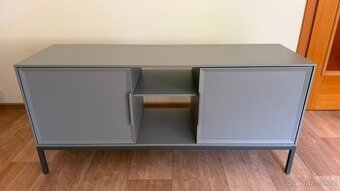 kovový stolek pod televizi z IKEA.
