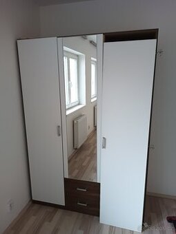 skrina 136 cm sírka, trojdverova