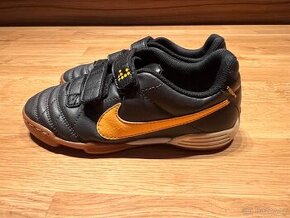 Černé kožené tenisky - sálovky Nike Tempo vel.31