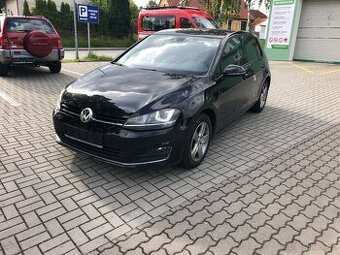 Volkswagen Golf VI 1,6 TDI 77 KW Highline Plný servis