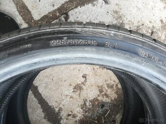 225/35R19 2 2ks
