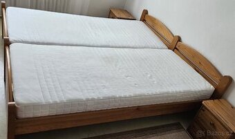 Dřevěná manželská postel