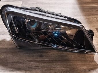 Škoda Superb III pravý přední xenon