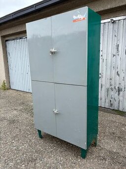 Stará plechová skříň