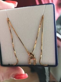 Zlatý řetízek s přívěskem se zirkony