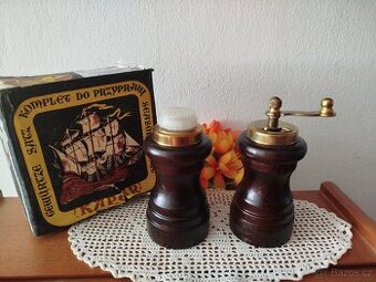 Stará sada mlýnek na koření a slánka