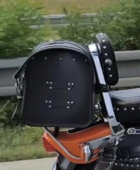 Kožený kufr na chopper. Válec