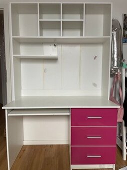 Psací stůl s polici