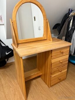 Dřevěný toaletní stolek