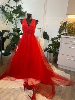 Guess plesove saty cervene dlouhe korzetove 38