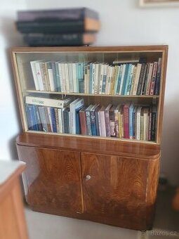 Knihovna se skříňkou za odvoz