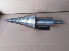 Štípací kužel trn s ložiskovým domkem na traktor 150mm