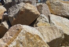 Větší kameny, šutry, betonová dlažba, patníky a sloupky