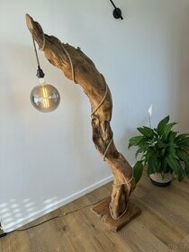 dřevěná designová lampa