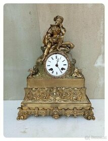 100 leté figurální mechanické bronzové krbové hodiny Francie