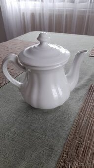 Bílý starý porcelán konvička