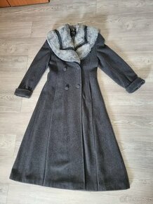 Elegantní zimní kabát s kožešinovým límcem 36-38
