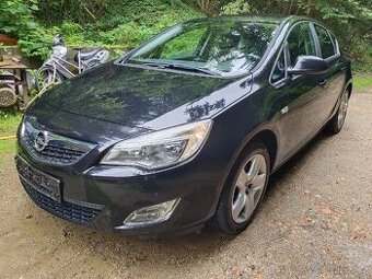 Opel Astra J 1.4i 88 kW 130km 1 majitel