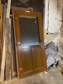 Levé vchodové dveře