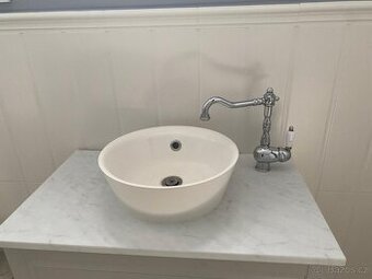 Prodám umyvadlo s baterií na desce