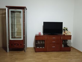 Prodám obývací nábytek – TV komoda + skleněná vitrína