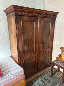 Masivní starožitná skříň