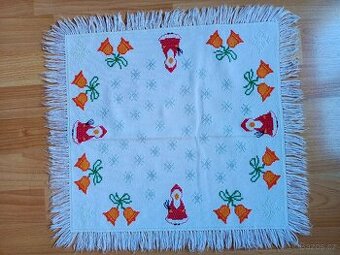 VÁNOČNÍ UBRUS RUČNÉ VYŠÍVANÝ  46 x 43 CM.