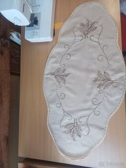 Ručně vyšívaný ubrus s konvalinkami