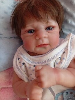 Realistická Reborn panenka zamračený chlapeček